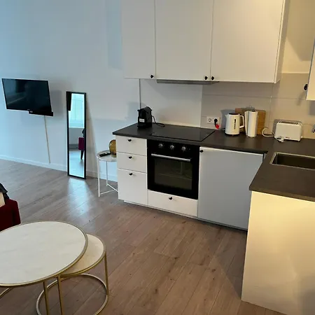 Stylish In Friesenplatz, Heart Of Apartment