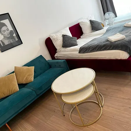 Apartment Stylish In Friesenplatz, Heart Of